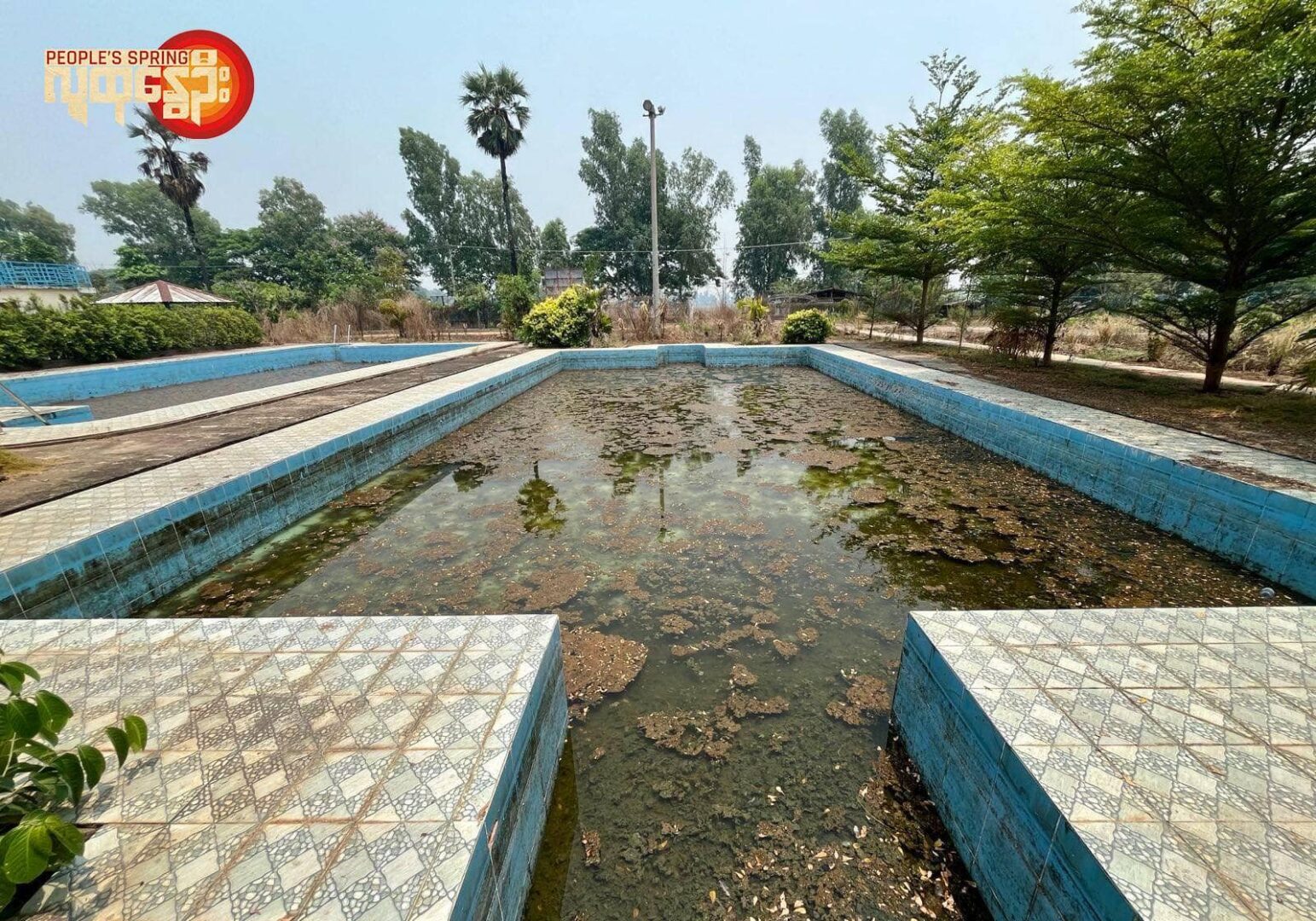 (ကော့ကရိတ်မြို့နယ်ရှိ စစ်ကောင်စီ လက်နက်ကြီးပစ်ခတ်မှုကြောင့် နေအိမ်များပျက်စီးနေစဉ်။ ဓာတ်ပုံ – People’s Spring)