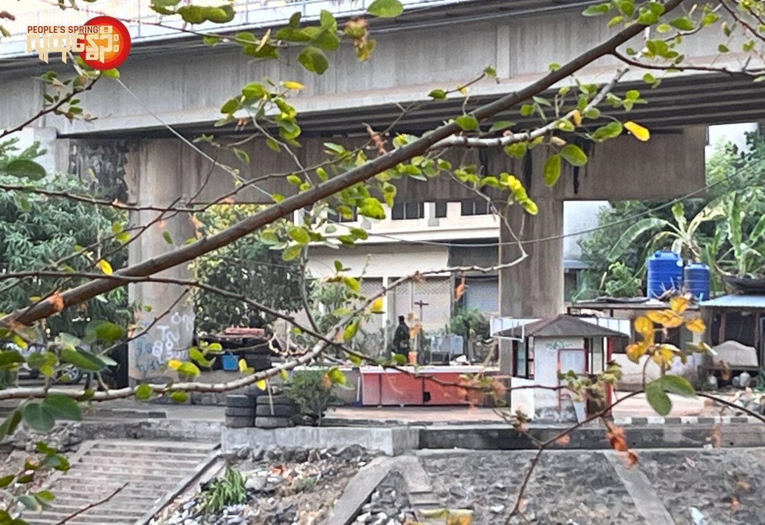 (မဲဆောက် - မြဝတီ အမှတ်(၁)တံတားအောက်တွင် နေရာယူထားသော ကရင်ပူးပေါင်းတပ်မှ ရဲဘော်များအား မြင်တွေ့ရစဉ်။ ဓာတ်ပုံ - PS)