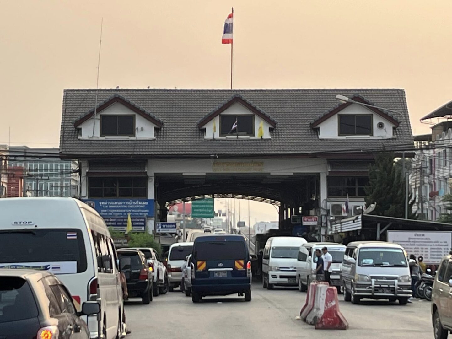 (မဲဆောက် - မြဝတီ အမှတ်(၁)တံတားအောက်တွင် နေရာယူထားသော ကရင်ပူးပေါင်းတပ်မှ ရဲဘော်များအား မြင်တွေ့ရစဉ်။ ဓာတ်ပုံ - PS)