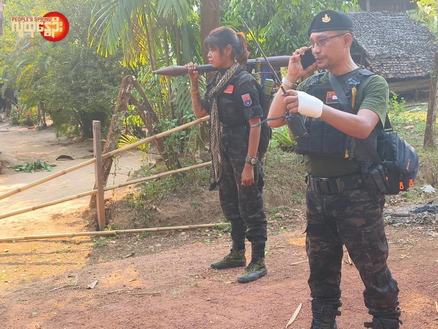 စစ်ကောင်စီ၏ အောင်ဇေယျစစ်ကြောင်းအား တိုက်ခိုက်နေသော ကျားဖြူစစ်ကြောင်းမှ ရဲဘော်များအား တွေ့ရစဥ်