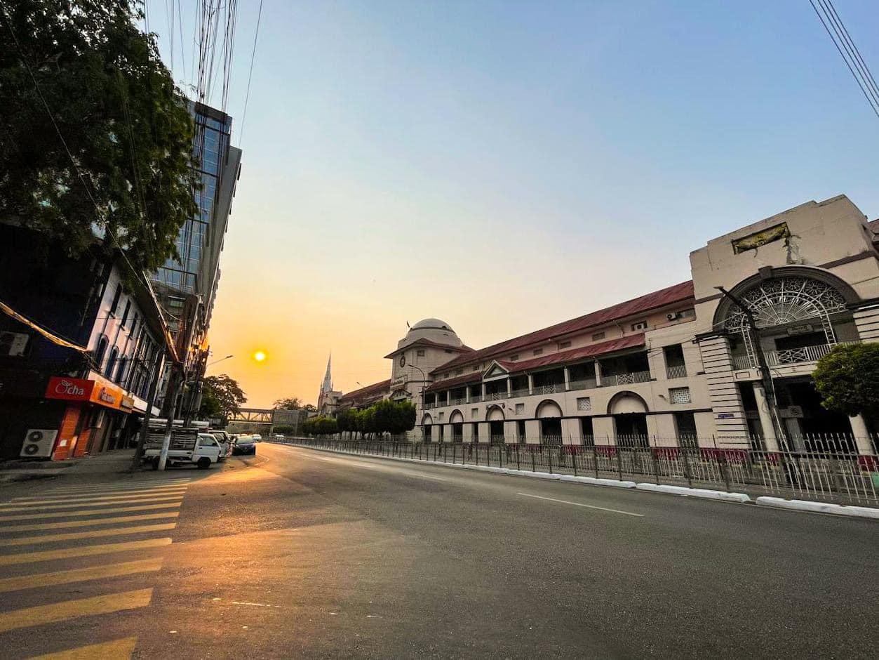(ရန်ကုန်မြို့ရှိ စစ်ကောင်စီ၏ သင်္ကြန်မဏ္ဍပ်များနှင့် လမ်းမပေါ်၌ ယာဉ်အသွာဒ၊အလာခြောက်ကပ်နေသည်ကို တွေ့ရစဥ်။ ဓာတ်ပုံ - People's Spring)