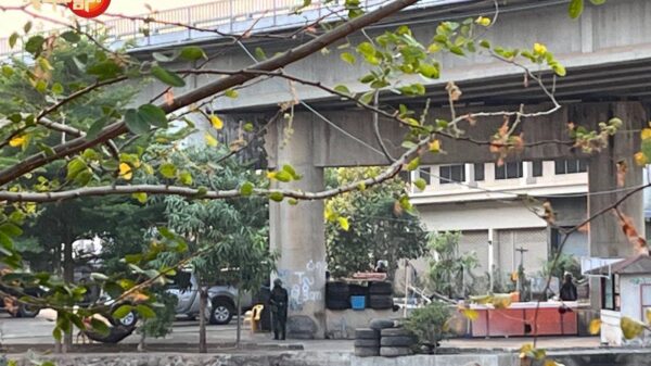 (မဲဆောက် - မြဝတီ အမှတ်(၁)တံတားအောက်တွင် နေရာယူထားသော ကရင်ပူးပေါင်းတပ်မှ ရဲဘော်များအား မြင်တွေ့ရစဉ်။ ဓာတ်ပုံ - PS)