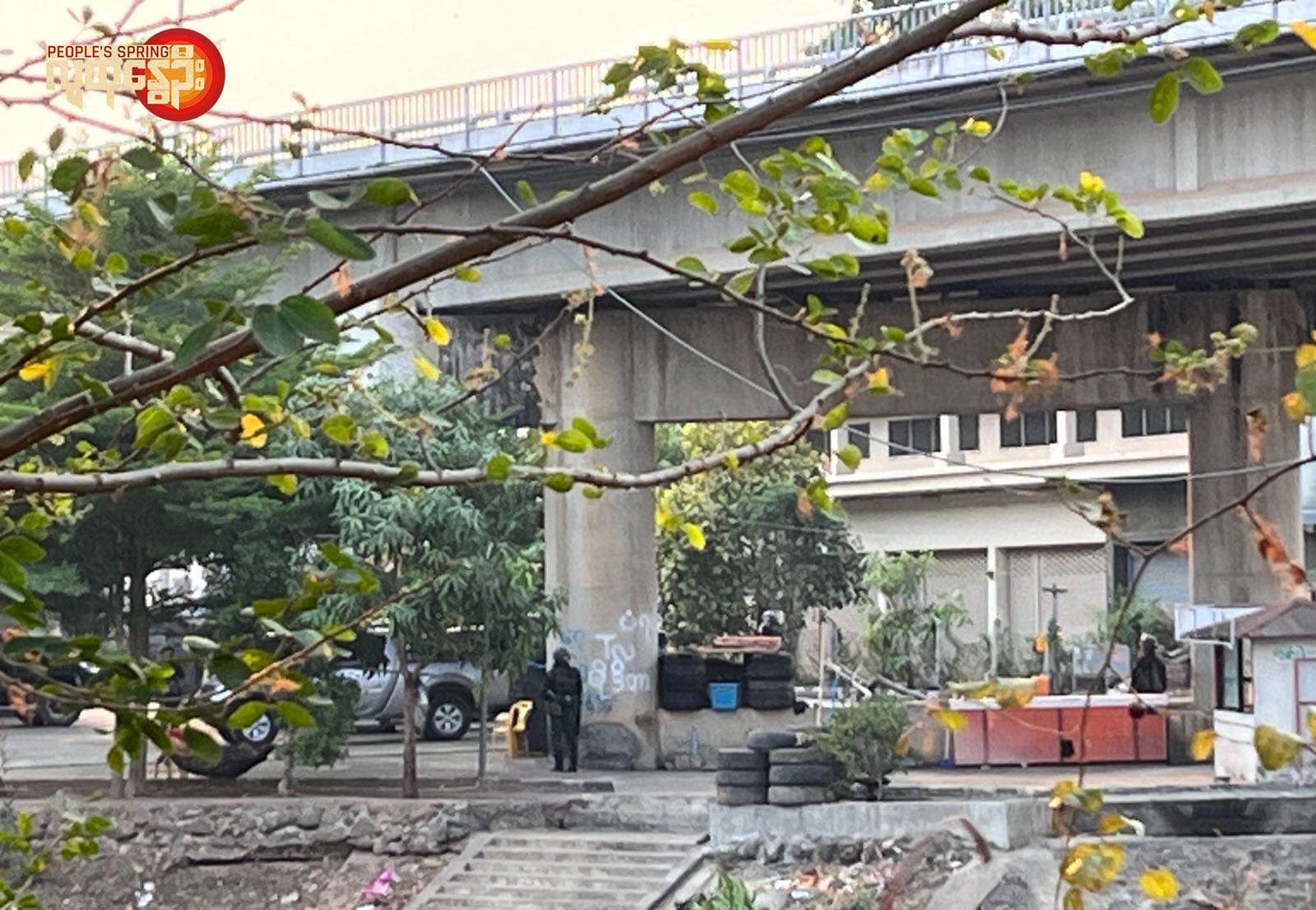 (မဲဆောက် - မြဝတီ အမှတ်(၁)တံတားအောက်တွင် နေရာယူထားသော ကရင်ပူးပေါင်းတပ်မှ ရဲဘော်များအား မြင်တွေ့ရစဉ်။ ဓာတ်ပုံ - PS)