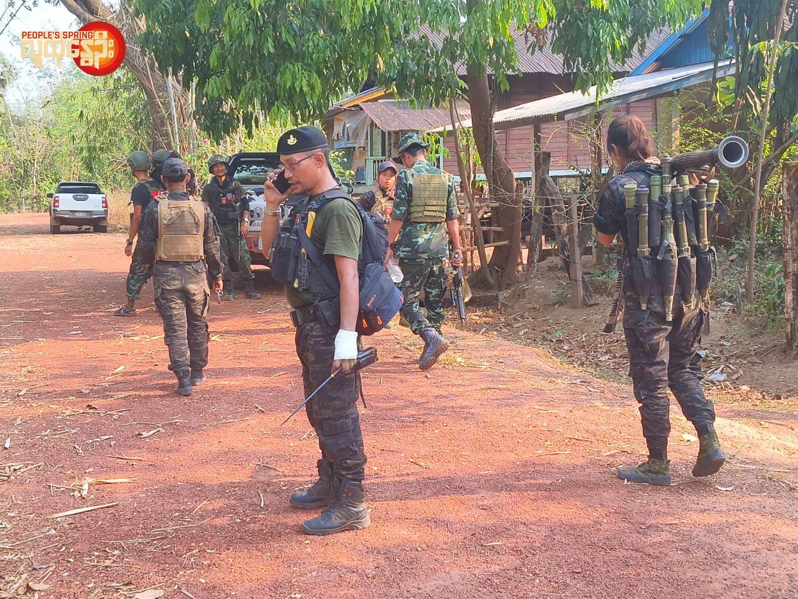 စစ်ကောင်စီ၏ အောင်ဇေယျစစ်ကြောင်းအား တိုက်ခိုက်နေသော ကျားဖြူစစ်ကြောင်းမှ ရဲဘော်များအား တွေ့ရစဥ်