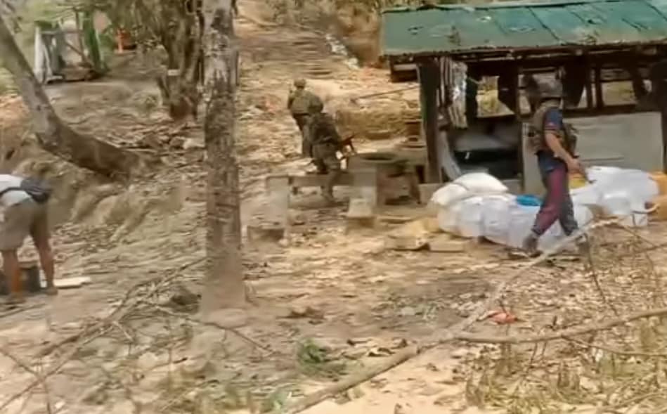 (ဖားကန့်မြို့နယ် နန့်ယားစစ်ကောင်စီတပ်စခန်းအား KIA သိမ်းပိုက်ပြီးနောက် တွေ့ရစဉ်။ ဓာတ်ပုံ - File Photo)