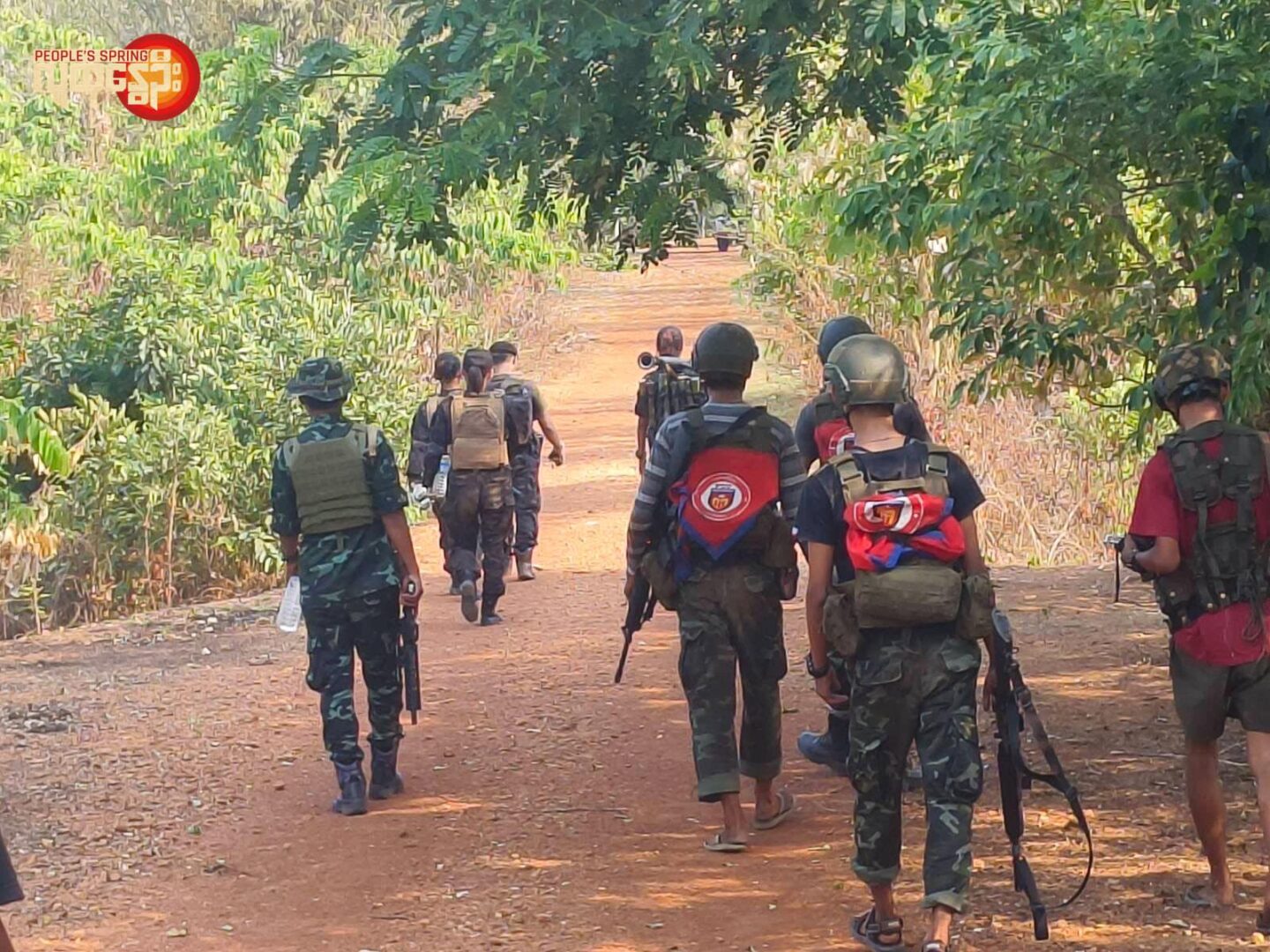 စစ်ကောင်စီ၏ အောင်ဇေယျစစ်ကြောင်းအား တိုက်ခိုက်နေသော ကျားဖြူစစ်ကြောင်းမှ ရဲဘော်များအား တွေ့ရစဥ်