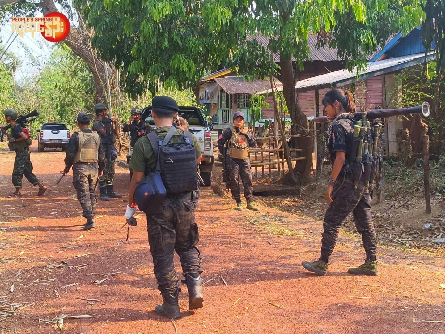 စစ်ကောင်စီ၏ အောင်ဇေယျစစ်ကြောင်းအား တိုက်ခိုက်နေသော ကျားဖြူစစ်ကြောင်းမှ ရဲဘော်များအား တွေ့ရစဥ်