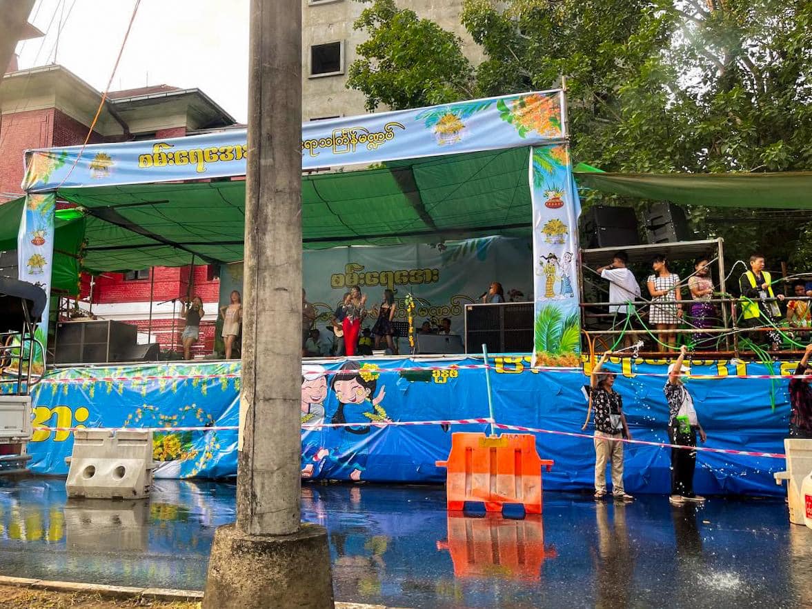 (ရန်ကုန်မြို့ရှိ စစ်ကောင်စီ၏ သင်္ကြန်မဏ္ဍပ်များနှင့် လမ်းမပေါ်၌ ယာဉ်အသွာဒ၊အလာခြောက်ကပ်နေသည်ကို တွေ့ရစဥ်။ ဓာတ်ပုံ - People's Spring)