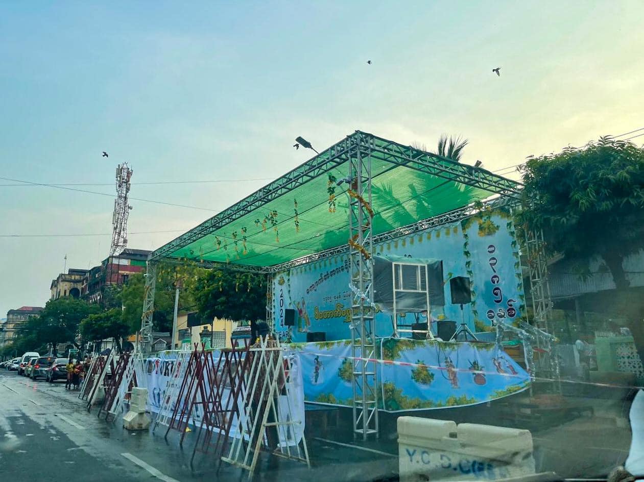 (ရန်ကုန်မြို့ရှိ စစ်ကောင်စီ၏ သင်္ကြန်မဏ္ဍပ်များနှင့် လမ်းမပေါ်၌ ယာဉ်အသွာဒ၊အလာခြောက်ကပ်နေသည်ကို တွေ့ရစဥ်။ ဓာတ်ပုံ - People's Spring)