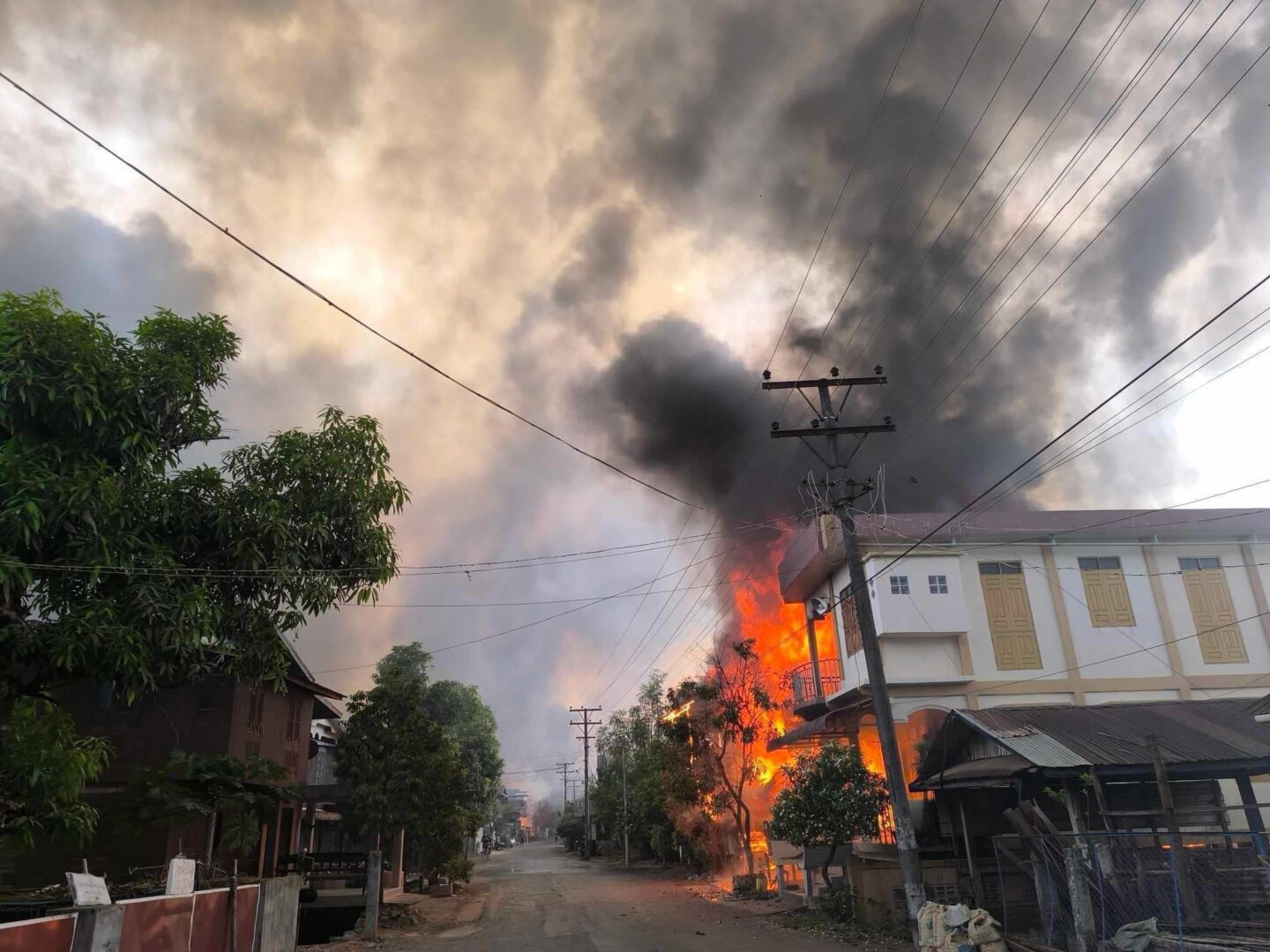 (ပြီးခဲ့သည့် မတ်လ ၂၇ရက်က မွန်ပြည်နယ် ကျိုက်မရောမြို့နယ် ဓမ္မသတ်ရွာနေအိမ်များအား စစ်ကောင်စီတပ် မီးရှို့မှုကြောင့် မီးလောင် နေသည်ကို တွေ့ရစဉ်။ ဓာတ်ပုံ - CJ)