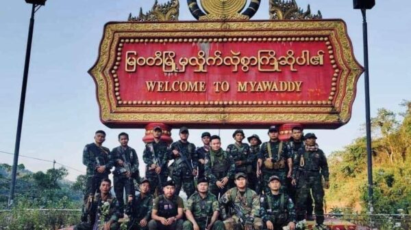 (နာမည်ကြီး ​ကော်ဘရာ​​ကော်လံစစ်​ကြောင်းအပါအဝင်KNLA ၊ PDF ပူး​ပေါင်းတပ်ဖွဲ့ဝင်များ မြဝတီမြို့အဝင်ဆိုင်းဘုတ်ဖြင့် ယခုလပိုင်းအတွင်းစု​ပေါင်းဓါတ်ပုံရိုက်ကူးထားမှု။ ။ဓါတ်ပုံ- CJ)