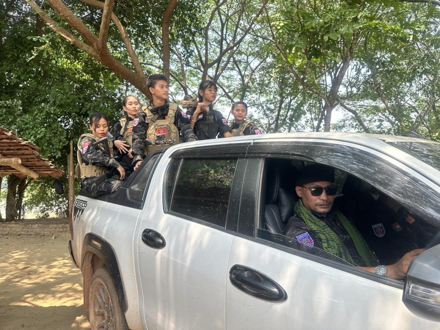 (ကျားဖြူစစ်ကြောင်းမှ ရဲဘော်များအား တွေ့ရစဥ်။ ဓာတ်ပုံ - PS၊ ပေးပို့)