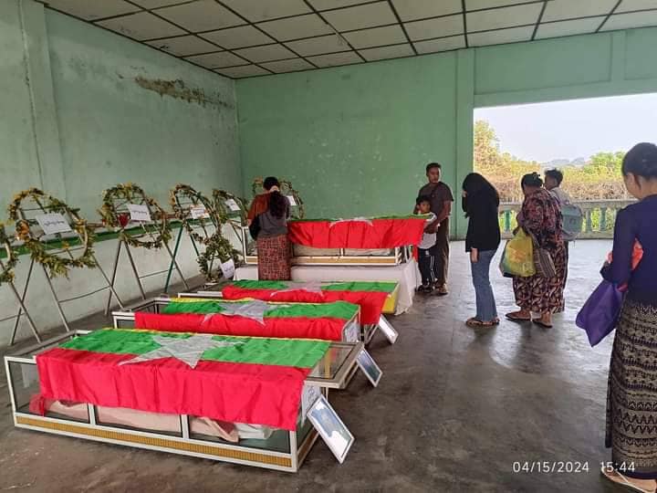(ဒုတိယဗိုလ်မှူးကြီးနိုင်နိုင်ဝင်း နှင့် ​သေဆုံးစစ်သားများ၏နာ​ရေးကို​တွေ့ရစဥ်။ဓါတ်ပုံ- CJ )
