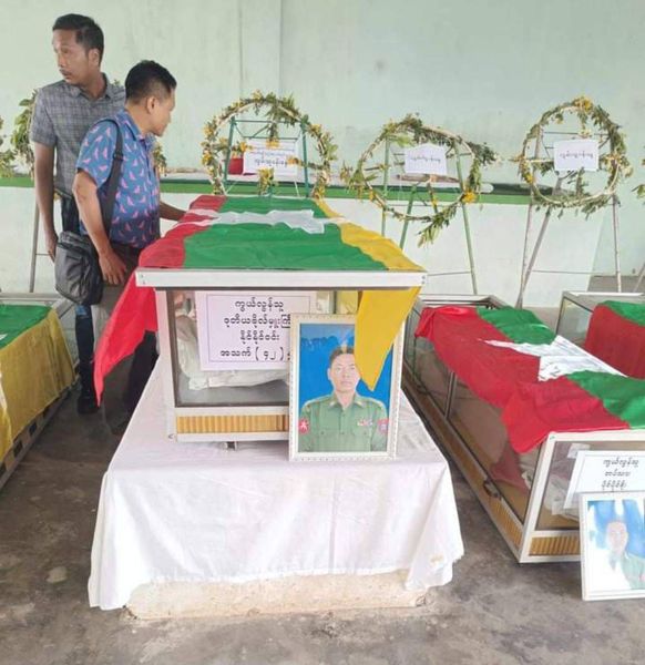 (ဒုတိယဗိုလ်မှူးကြီးနိုင်နိုင်ဝင်း နှင့် သေဆုံးစစ်သားများ၏နာရေးကိုတွေ့ရစဥ်။ဓါတ်ပုံ- CJ )