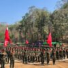(RCSS က ဖွင့်လှစ်ထား​သော စစ်အ​ခြေခံ​လေ့ကျင့်​ရေးသင်တန်းတက်​ရောက်​နေသူများနှင့် မိန့်ခွန်း​ပြောကြား​နေ​သော ဗိုလ်ချုပ်ကြီးရွက်ဆစ်။ ။ဓါတ်ပုံ-Thai PBS)