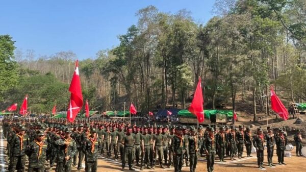 (RCSS က ဖွင့်လှစ်ထား​သော စစ်အ​ခြေခံ​လေ့ကျင့်​ရေးသင်တန်းတက်​ရောက်​နေသူများနှင့် မိန့်ခွန်း​ပြောကြား​နေ​သော ဗိုလ်ချုပ်ကြီးရွက်ဆစ်။ ။ဓါတ်ပုံ-Thai PBS)