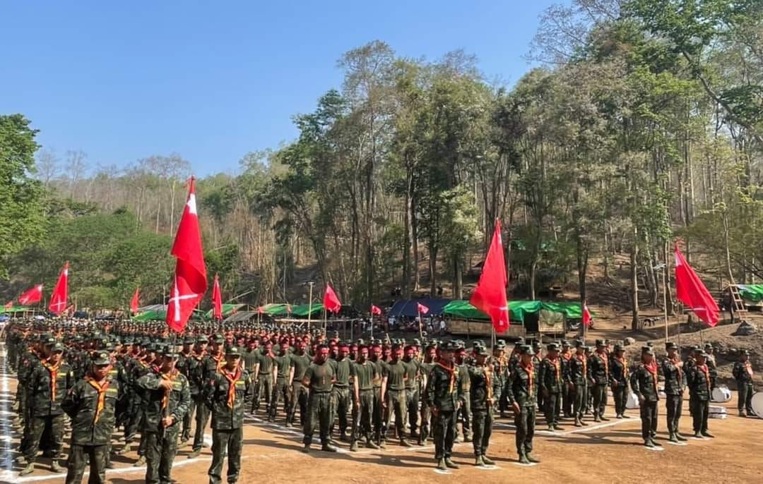 (RCSS က ဖွင့်လှစ်ထား​သော စစ်အ​ခြေခံ​လေ့ကျင့်​ရေးသင်တန်းတက်​ရောက်​နေသူများနှင့် မိန့်ခွန်း​ပြောကြား​နေ​သော ဗိုလ်ချုပ်ကြီးရွက်ဆစ်။ ။ဓါတ်ပုံ-Thai PBS)