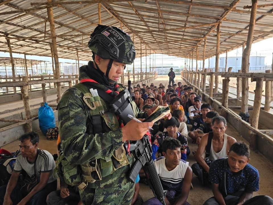 ယနေ့ မဲဆောက်ဘက်အခြမ်း ရောက်ရှိလာသော မြန်မာစစ်ဘေးရှောင်များအား တွေ့ရစဉ်