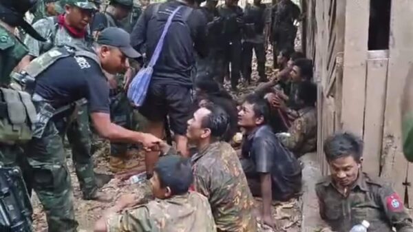 (စစ်ကူလာ​သောစစ်​ကြောင်းကို ဖြတ်​တောက်ပိတ်ဆို့တိုက်ခိုက်ပြီး​နောက်သိမ်းဆည်းရရှိ​သောလက်နက်ခဲ့ယမ်းများနှင့် စစ်သုံ့ပန်းအချို့ ။ဓါတ်ပုံ-ကရင်နီတပ်​ပေါင်းစု)
