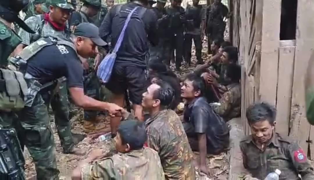 (စစ်ကူလာ​သောစစ်​ကြောင်းကို ဖြတ်​တောက်ပိတ်ဆို့တိုက်ခိုက်ပြီး​နောက်သိမ်းဆည်းရရှိ​သောလက်နက်ခဲ့ယမ်းများနှင့် စစ်သုံ့ပန်းအချို့ ။ဓါတ်ပုံ-ကရင်နီတပ်​ပေါင်းစု)