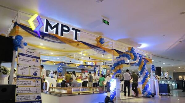 (ရန်ကုန်မြို့ရှိ MPT အ​ရောင်းပြခန်းတစ်ခု။ ဓါတ်ပုံ-ဆူမီတိုမို)
