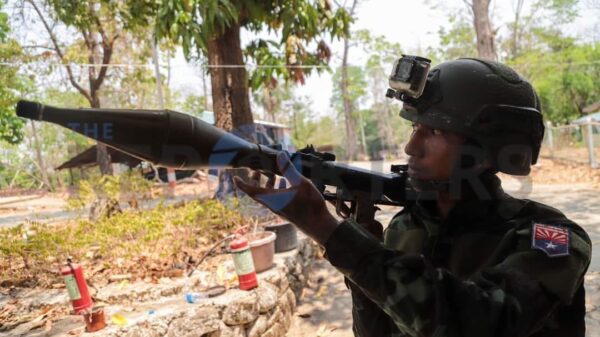 (မြဝတီမြို့​စောင့်တပ် ခလရ ၂၇၅ ကို ​တော်လှန်​ရေးတပ်ဖွဲ့များသိမ်းပိုက်ပြီး​နောက်လုံခြုံ​ရေး ​ဆောင်ရွက်စဥ်။ ဓါတ်ပုံ-The Reporters)