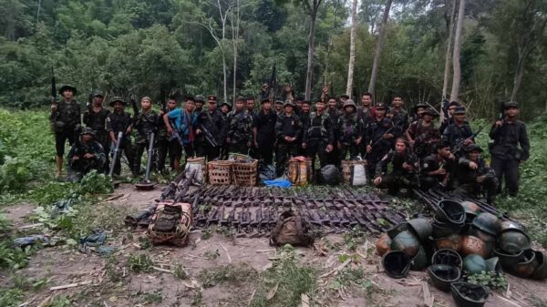 (ခလရ(၁၀၃)တပ်ရင်းမှ သိမ်းဆည်းရရှိသော လက်နက်ခဲယမ်းများအား တွေ့ရစဥ်။ ဓာတ်ပုံ - တပ်မဟာ(၄))