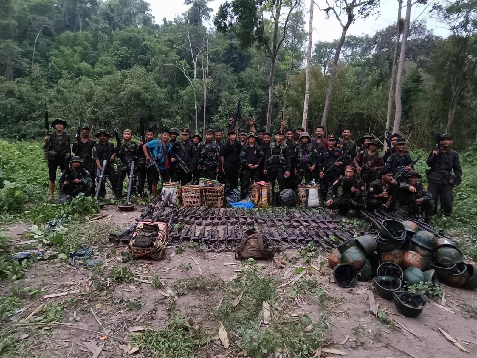 (ခလရ(၁၀၃)တပ်ရင်းမှ သိမ်းဆည်းရရှိသော လက်နက်ခဲယမ်းများအား တွေ့ရစဥ်။ ဓာတ်ပုံ - တပ်မဟာ(၄))