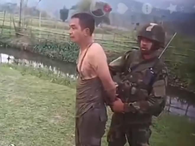 (စိန်လုံဗျူဟာမှူး ဗိုလ်မှူးကြီး ဟိန်းထက်အောင်ကို KIA တပ်ဖွဲ့ဝင်များကဖမ်းဆီးလာစဥ်။ရုပ်သံ-ကချင်တောင်တန်း)