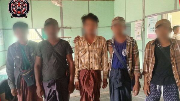 (ကယ်ထုတ်ခဲ့သော ပြည်သူနှစ်ဦးနှင့် MBTတပ်ဖွဲ့ဝင်ရဲဘော်များအား တွေ့ရစဥ်။ ဓာတ်ပုံ-MBT)