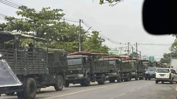 (ကရင်ပြည်နယ်သို့ စစ်ကူလာသော တပ်မ(၅၅)မှ ယာဥ်တန်းအား လမ်းပိုင်းတနေရာ၌ တွေ့ရစဥ်။ ဓာတ်ပုံ - CJ)