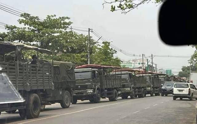 (ကရင်ပြည်နယ်သို့ စစ်ကူလာသော တပ်မ(၅၅)မှ ယာဥ်တန်းအား လမ်းပိုင်းတနေရာ၌ တွေ့ရစဥ်။ ဓာတ်ပုံ - CJ)