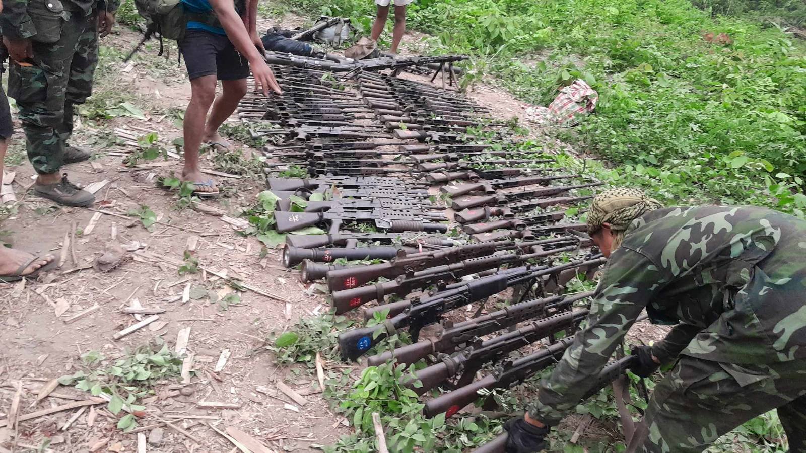 (ခလရ(၁၀၃)တပ်ရင်းမှ သိမ်းဆည်းရရှိသော လက်နက်ခဲယမ်းများအား တွေ့ရစဥ်။ ဓာတ်ပုံ - တပ်မဟာ(၄))