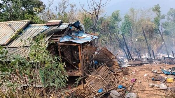 (မင်းတပ်မြို့နယ် တိုက်နယ်(၁၃)ဘက်၌ စစ်ကောင်စီလေကြောင်းတိုက်ခိုက်မှုကြောင့် နေအိမ်များ ပျက်စီးနေသည်ကို ဧပြီလဆန်းက တွေ့ရစဉ်။ ဓာတ်ပုံ - Hkl-Mindat)