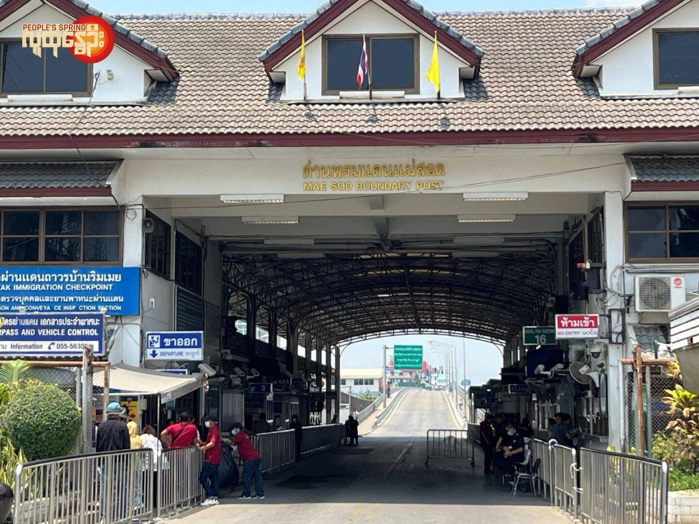 (အမှတ်(၂)နှင့် အမှတ်(၁)တံတား မဲဆောက်မြို့ဘက်ခြမ်း၌ လုံခြုံရေးယူနေသော ထိုင်းစစ်တပ်အား ယနေ့နံနက်က တွေ့ရစဥ်။ ဓာတ်ပုံ - PS)