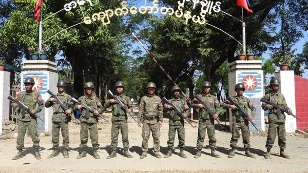 ရခိုင်ပြည်နယ်ရှိ စစ်တပ်စခန်းများဆက်တိုက်သိမ်းပိုက်​နေ​သော အာရက္ခတပ်​တော်(AA) တပ်ဖွဲ့ဝင်များ​ကျောက်​တော်ရှိစစ်တပ်စခန်းများကို ပြီးခဲ့သည့်​ဖေ​ဖော်ဝါရီလဆန်းပိုင်းကသိမ်းပိုက်ခဲ့စဥ်