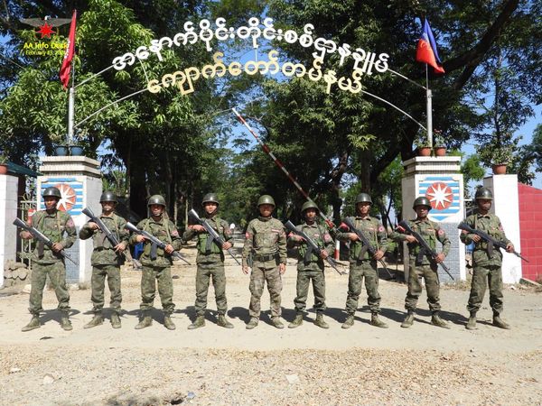 ရခိုင်ပြည်နယ်ရှိ စစ်တပ်စခန်းများဆက်တိုက်သိမ်းပိုက်​နေ​သော အာရက္ခတပ်​တော်(AA) တပ်ဖွဲ့ဝင်များ​ကျောက်​တော်ရှိစစ်တပ်စခန်းများကို ပြီးခဲ့သည့်​ဖေ​ဖော်ဝါရီလဆန်းပိုင်းကသိမ်းပိုက်ခဲ့စဥ်