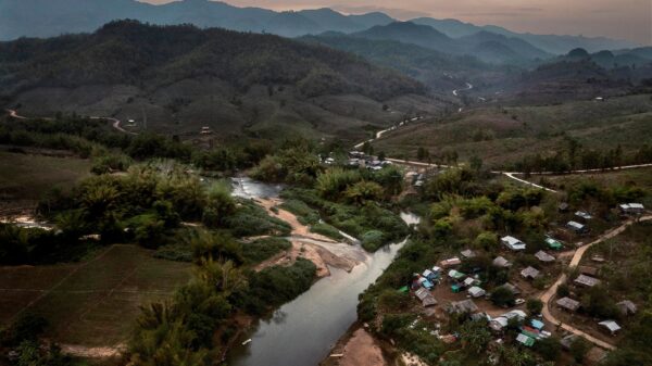 (မြန်မာ-ထိုင်းနယ်စပ်တစ်​နေရာ ။ဓါတ်ပုံ-Adam Dean/The New York Times)