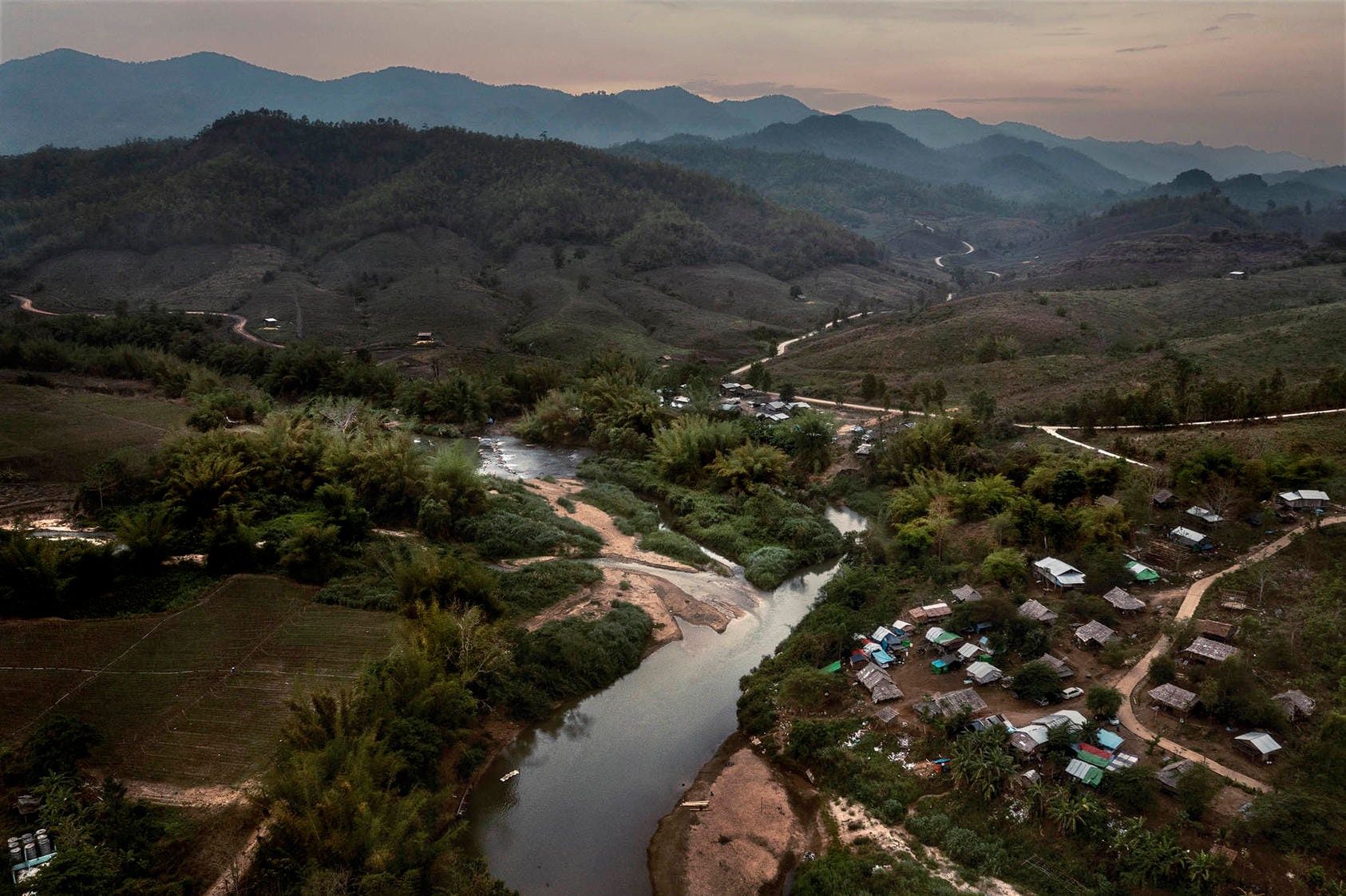 (မြန်မာ-ထိုင်းနယ်စပ်တစ်​နေရာ ။ဓါတ်ပုံ-Adam Dean/The New York Times)