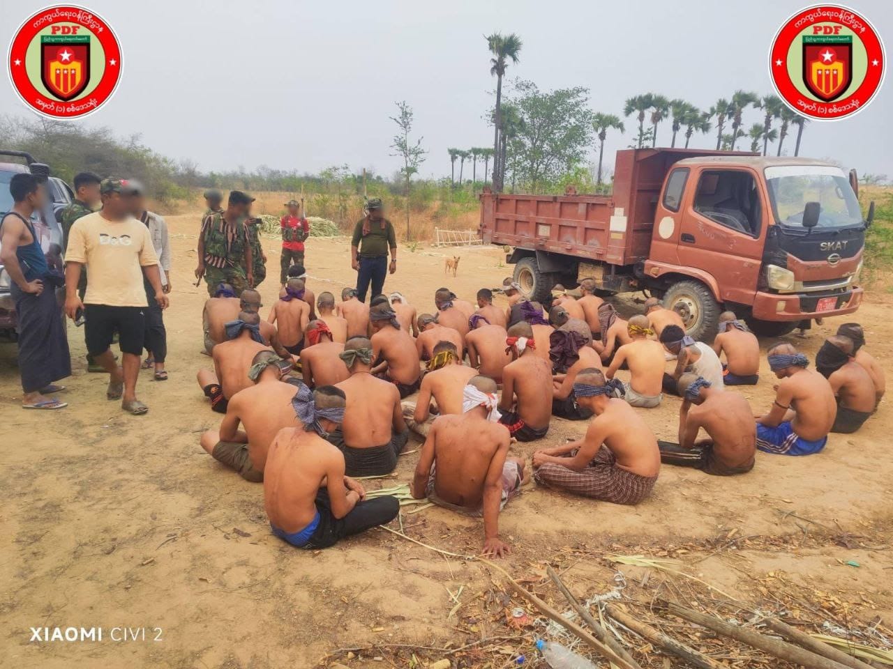(ဖမ်းဆီးရမိသော စစ်ကောင်စီတပ်ဖွဲ့ဝင်နှင့်သင်တန်းသားများ၊ လက်နက်ခဲယမ်းများအား တွေ့ရစဥ်။ ဓာတ်ပုံ-အမှတ် (၁) စစ်ဒေသရုံး)