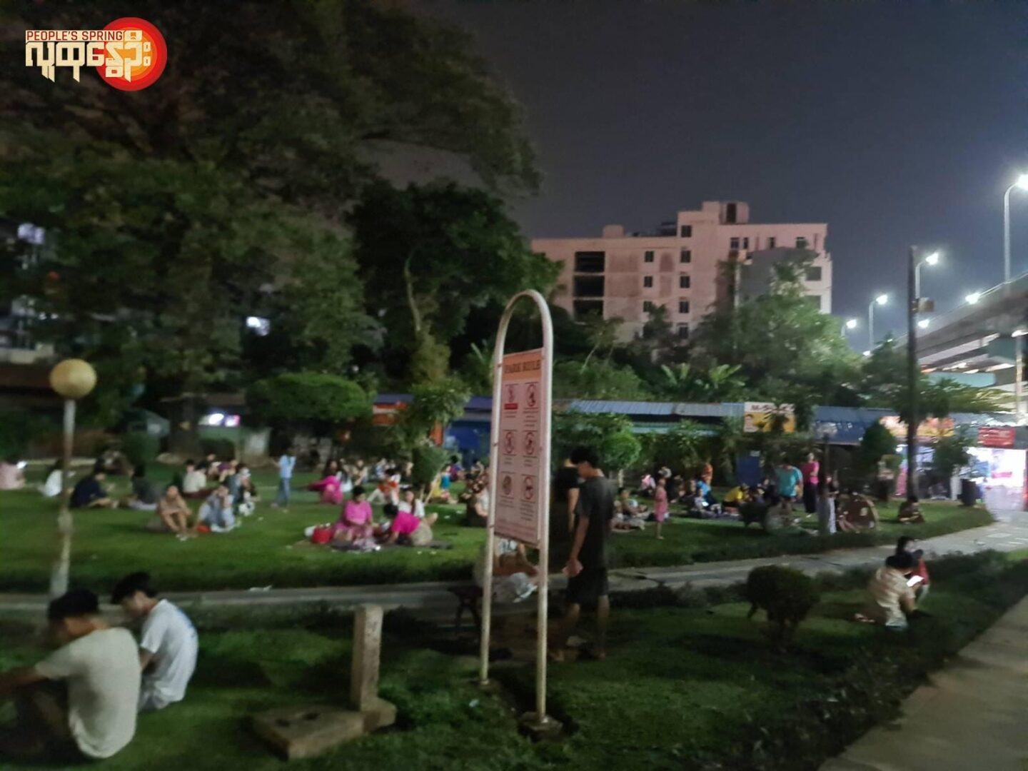(ရန်ကုန်မြို့လယ်ရှိ ၊မြေနီကုန်းပန်းခြံတွင် ၊ညပိုင်းအပူဒဏ်ရှောင်နေကြသော ပြည်သူများကို ဧပြီလဒုတိယပါတ်ကတွေ့ရစဥ်။ ဓါတ်ပုံ-People's Spring)