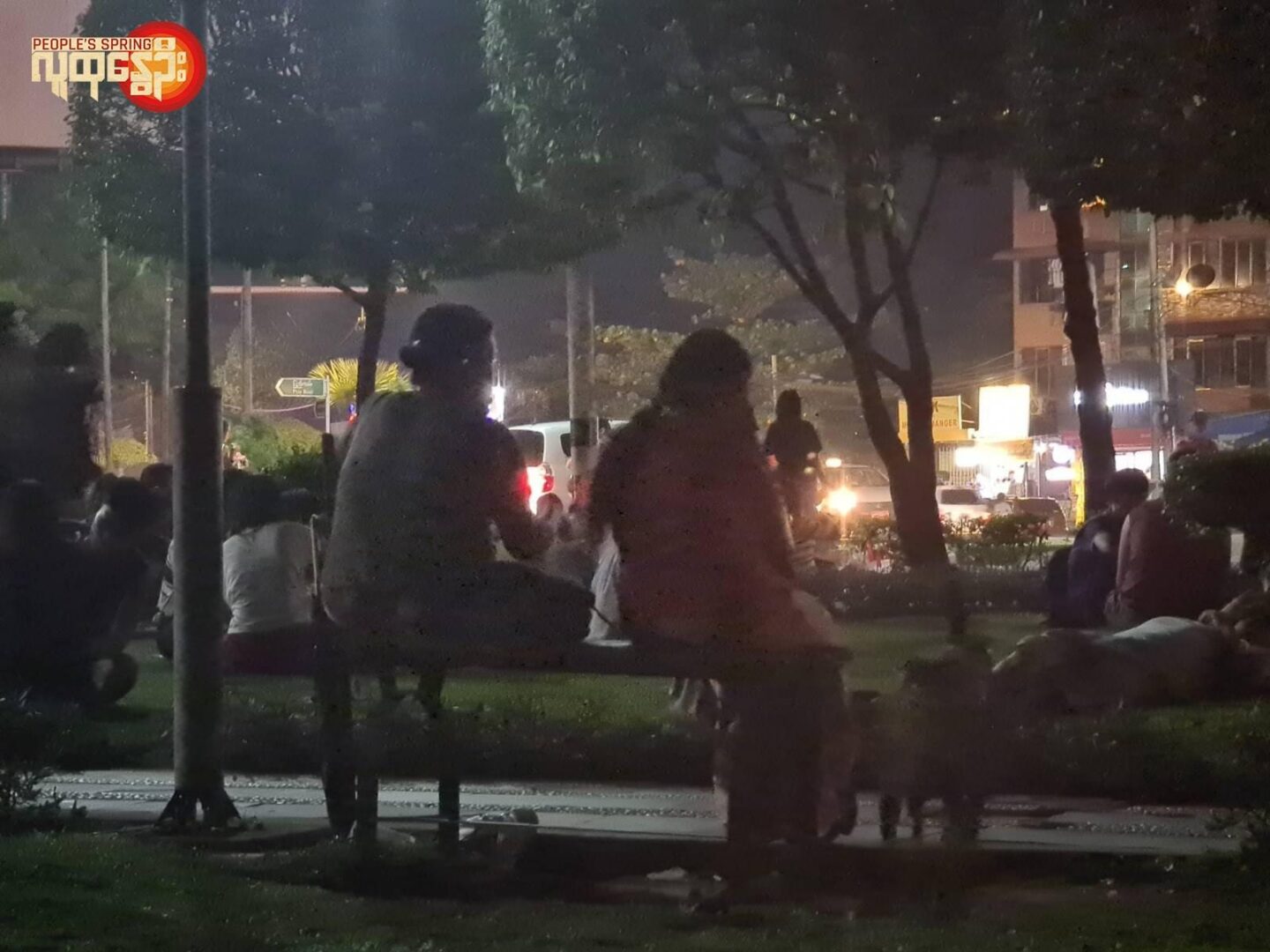 (ရန်ကုန်မြို့လယ်ရှိ ၊မြေနီကုန်းပန်းခြံတွင် ၊ညပိုင်းအပူဒဏ်ရှောင်နေကြသော ပြည်သူများကို ဧပြီလဒုတိယပါတ်ကတွေ့ရစဥ်။ ဓါတ်ပုံ-People's Spring)