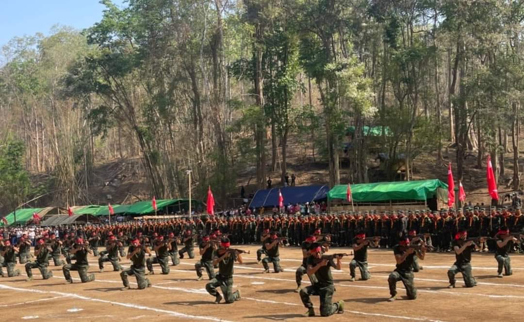(RCSS က ဖွင့်လှစ်ထားသော စစ်အခြေခံလေ့ကျင့်ရေးသင်တန်းတက်ရောက်နေသူများနှင့် မိန့်ခွန်းပြောကြားနေသော ဗိုလ်ချုပ်ကြီးရွက်ဆစ်။ ။ဓါတ်ပုံ-Thai PBS)