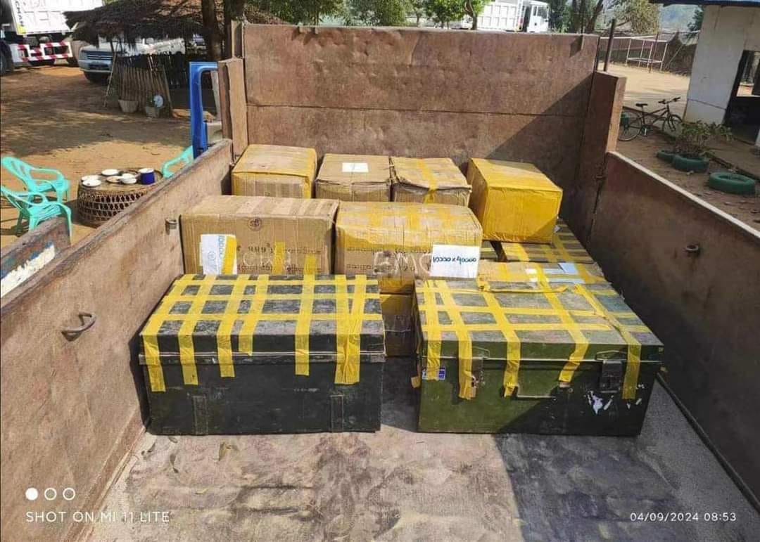 (စစ်​ကောင်စီတပ်၏ ခလရ (၁၄၂)မှ KIA သိမ်းဆည်းရရှိခဲ့​​သော ​ကျပ်သိန်း ၄၃၀၀၀ ​ကျော်ကို ​သယ်ယူရန်ပြင်ဆင်​နေစဥ်။ဓါတ်ပုံ-CJ)