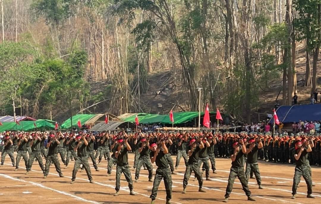 (RCSS က ဖွင့်လှစ်ထားသော စစ်အခြေခံလေ့ကျင့်ရေးသင်တန်းတက်ရောက်နေသူများနှင့် မိန့်ခွန်းပြောကြားနေသော ဗိုလ်ချုပ်ကြီးရွက်ဆစ်။ ။ဓါတ်ပုံ-Thai PBS)