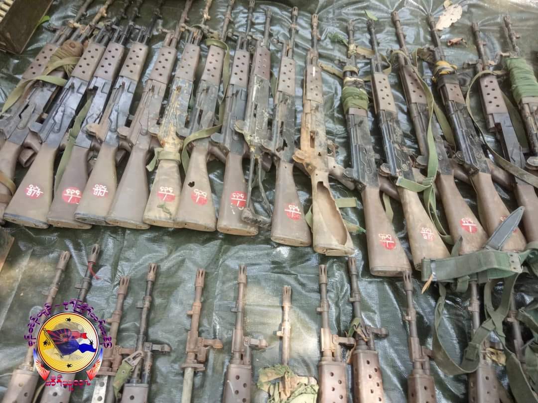 (ဧပြီ ၂၄ ရက်တွင် စစ်ကောင်စီတပ်၏ ဖားပွန်ဒေသခမရ(၄၃၄) နှင့် စစ်ဝတ်တန်ဆာစုဆောင်းရေးဌာန-စစန(၆၄၂) တပ်စခန်းဆို့အားတိုက်ခိုက်သိမ်းပိုက်ပြီး သိမ်းဆည်းရရှိသောလက်နက်ခဲယမ်းများ။ ဓါတ်ပုံ-KNU Mutraw News)