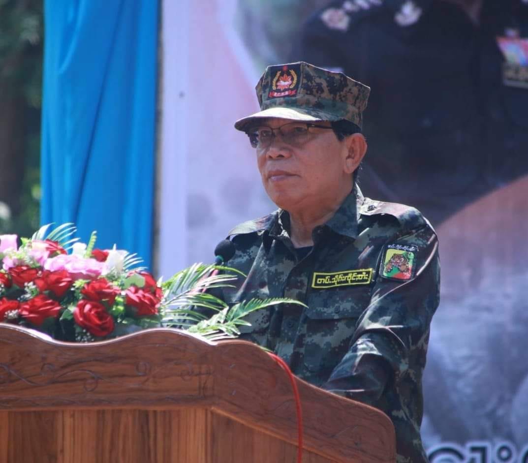 (RCSS က ဖွင့်လှစ်ထားသော စစ်အခြေခံလေ့ကျင့်ရေးသင်တန်းတက်ရောက်နေသူများနှင့် မိန့်ခွန်းပြောကြားနေသော ဗိုလ်ချုပ်ကြီးရွက်ဆစ်။ ။ဓါတ်ပုံ-Thai PBS)
