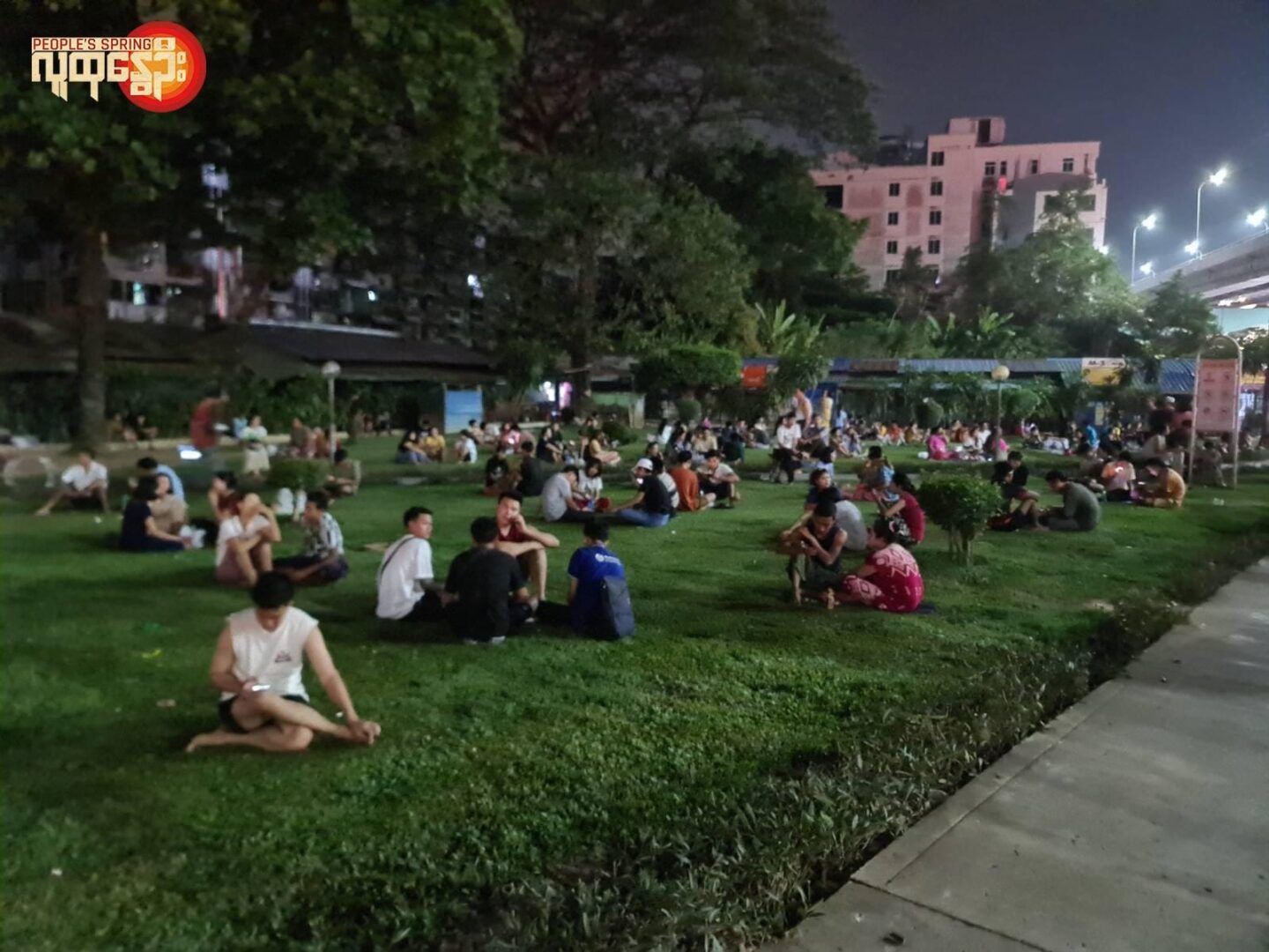 (ရန်ကုန်မြို့လယ်ရှိ ၊မြေနီကုန်းပန်းခြံတွင် ၊ညပိုင်းအပူဒဏ်ရှောင်နေကြသော ပြည်သူများကို ဧပြီလဒုတိယပါတ်ကတွေ့ရစဥ်။ ဓါတ်ပုံ-People's Spring)
