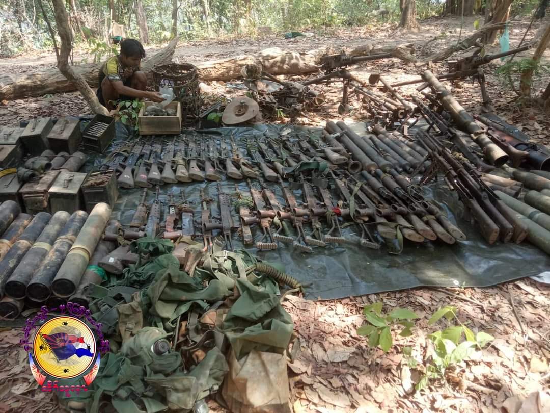 (ဧပြီ ၂၄ ရက်တွင် စစ်ကောင်စီတပ်၏ ဖားပွန်ဒေသခမရ(၄၃၄) နှင့် စစ်ဝတ်တန်ဆာစုဆောင်းရေးဌာန-စစန(၆၄၂) တပ်စခန်းဆို့အားတိုက်ခိုက်သိမ်းပိုက်ပြီး သိမ်းဆည်းရရှိသောလက်နက်ခဲယမ်းများ။ ဓါတ်ပုံ-KNU Mutraw News)