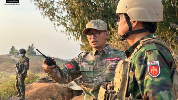 (စစ်မြေပြင် ရှေ့တန်းတနေရာ၌ တွေ့ရသော ဝန်ကြီးဦးရည်မွန်။ ဓာတ်ပုံ - မန္တလေး PDF)